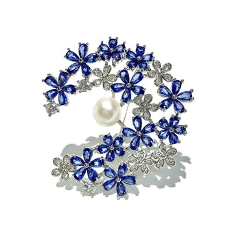 Kobaltblauer Blumenkranz-Brosche mit Zirkonia, Perle und funkelnden Strassblüten