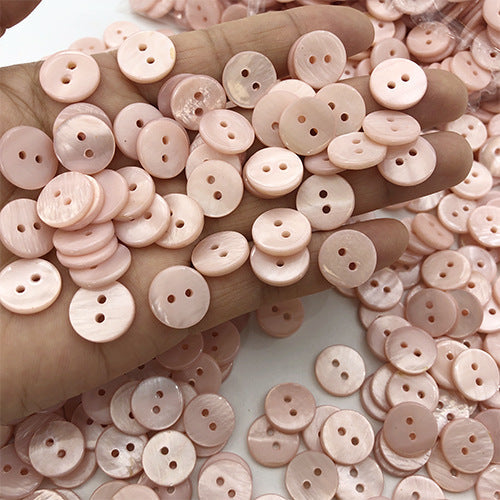 Beige- und rosafarbene runde 2‑Loch Shirtknöpfe aus Naturmuschel