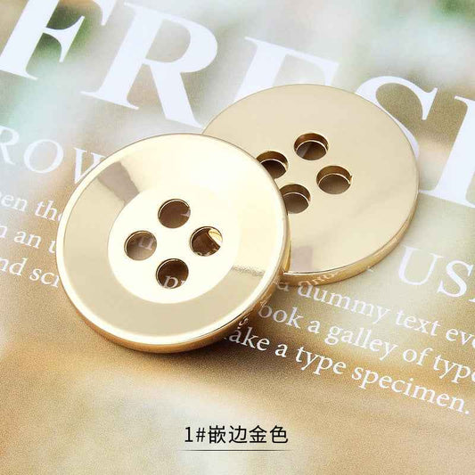 金色圆形四孔金属纽扣，光滑表面，边缘包金细节