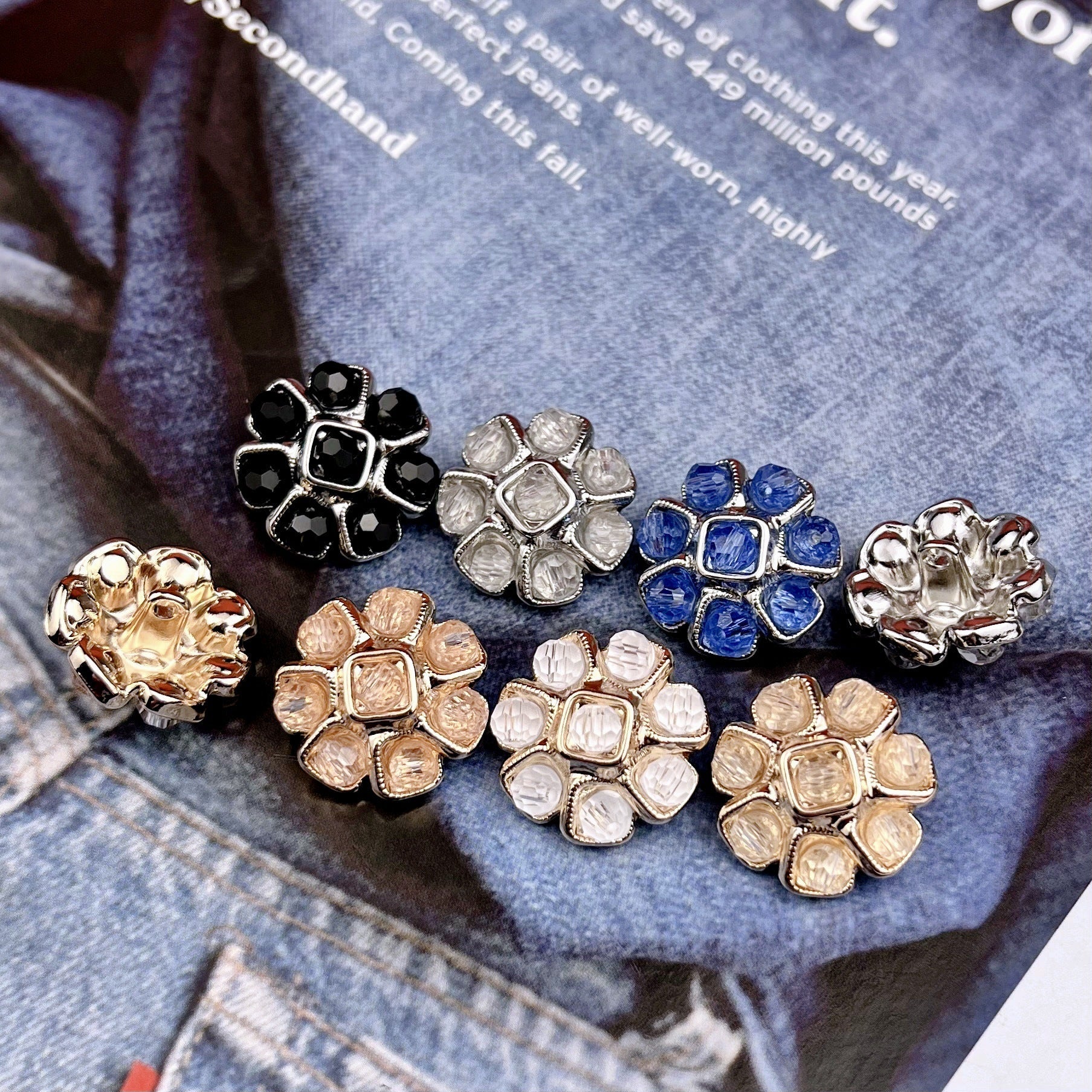 Blumenförmige Metallknöpfe mit Perlen in Schwarz, Blau, Silber, Champagner und Weiß