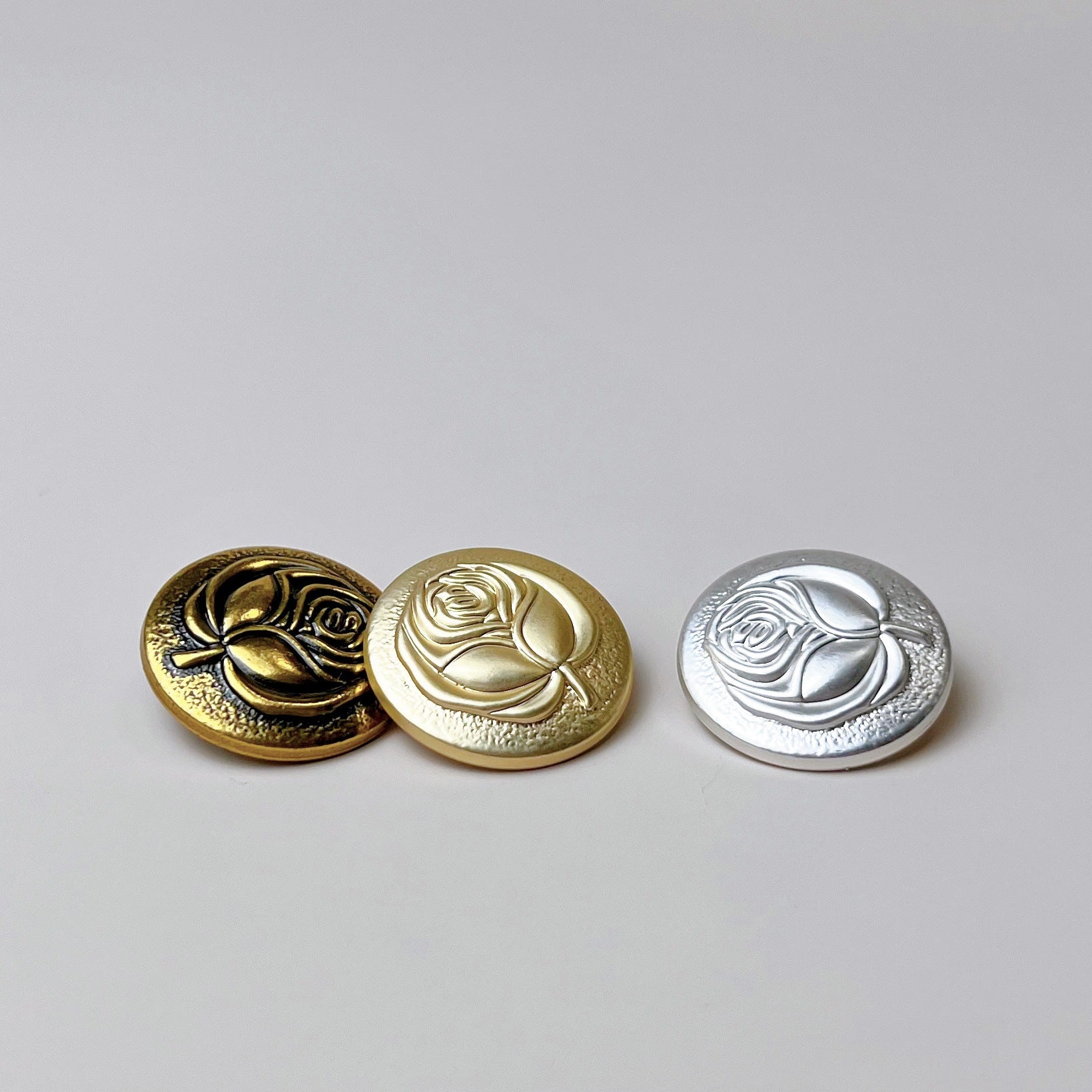 Metallknöpfe mit Rosendekor in Bronze-, Gold- und Silberfarbe, 18/23 mm
