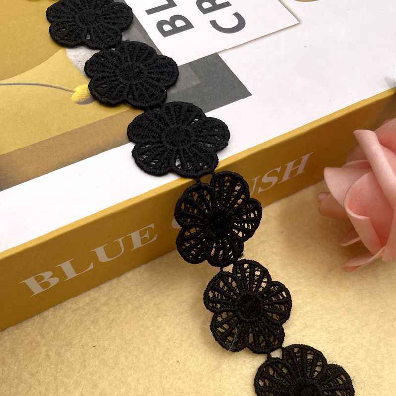 Black floral lace trim with round flower appliqués, 15-yard length, 2.5–3.7cm