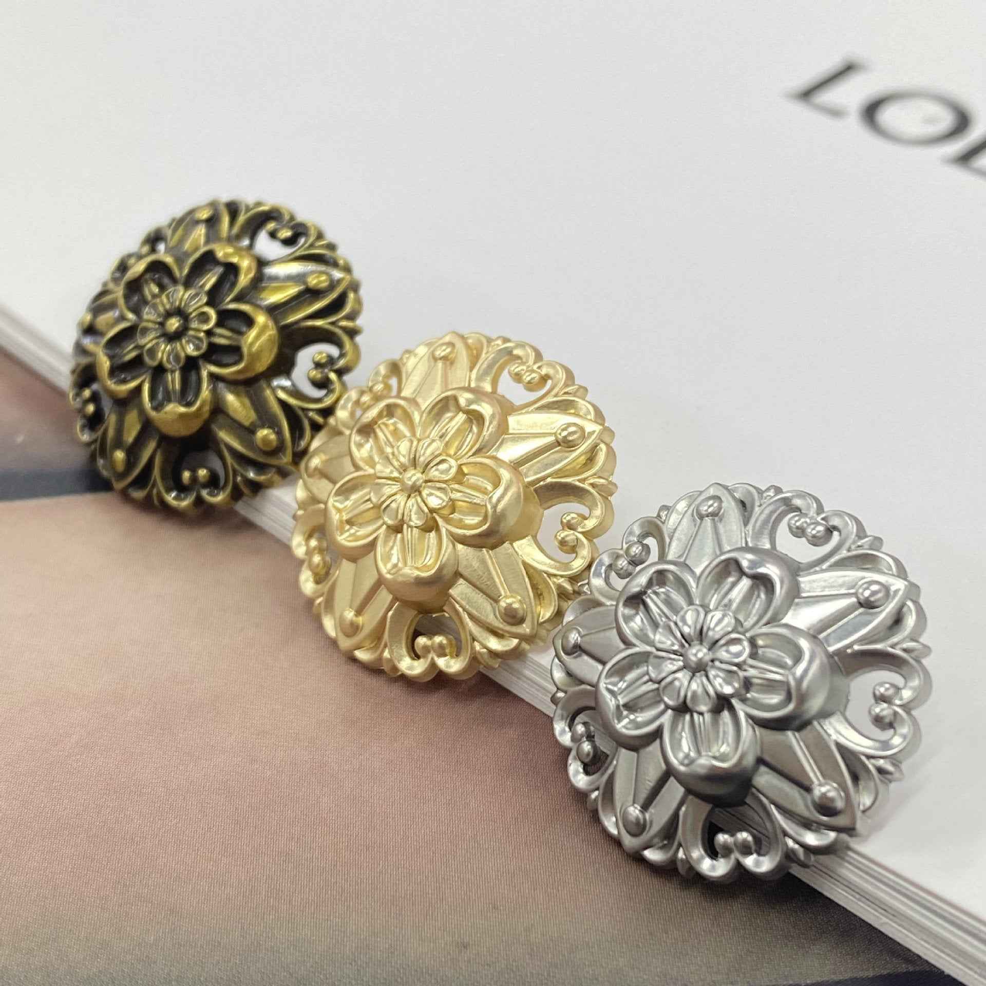 Five-petal flower metal shank buttons in bronze, gold and white-nickel tones