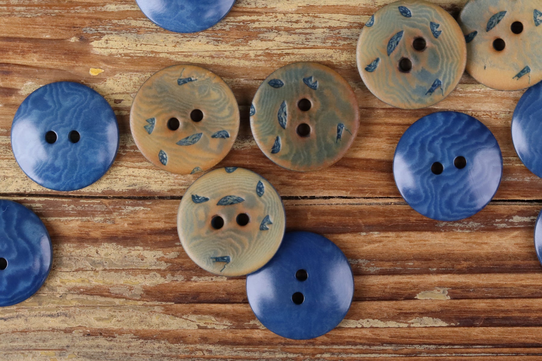 Round 2-hole buttons in blue and teal marbled tones, flat vintage style set