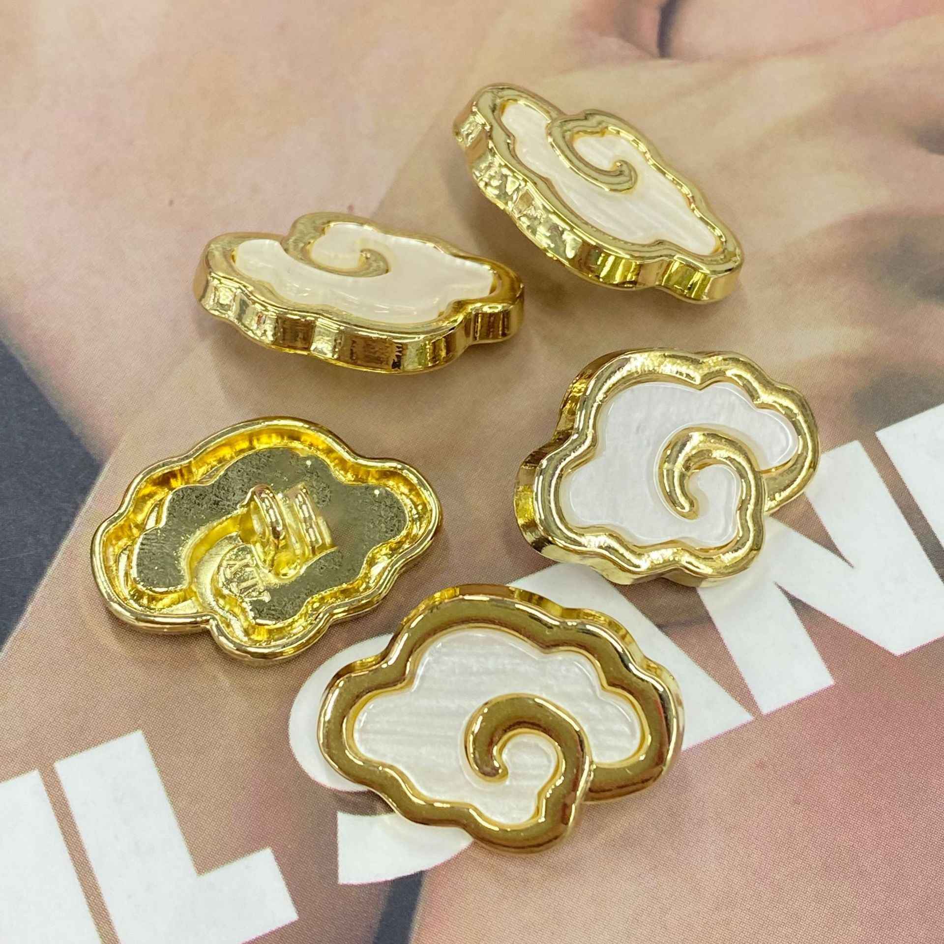 Set aus goldfarbenen Wolken-Metallknöpfen mit Steinoptik, mehrere Stücke