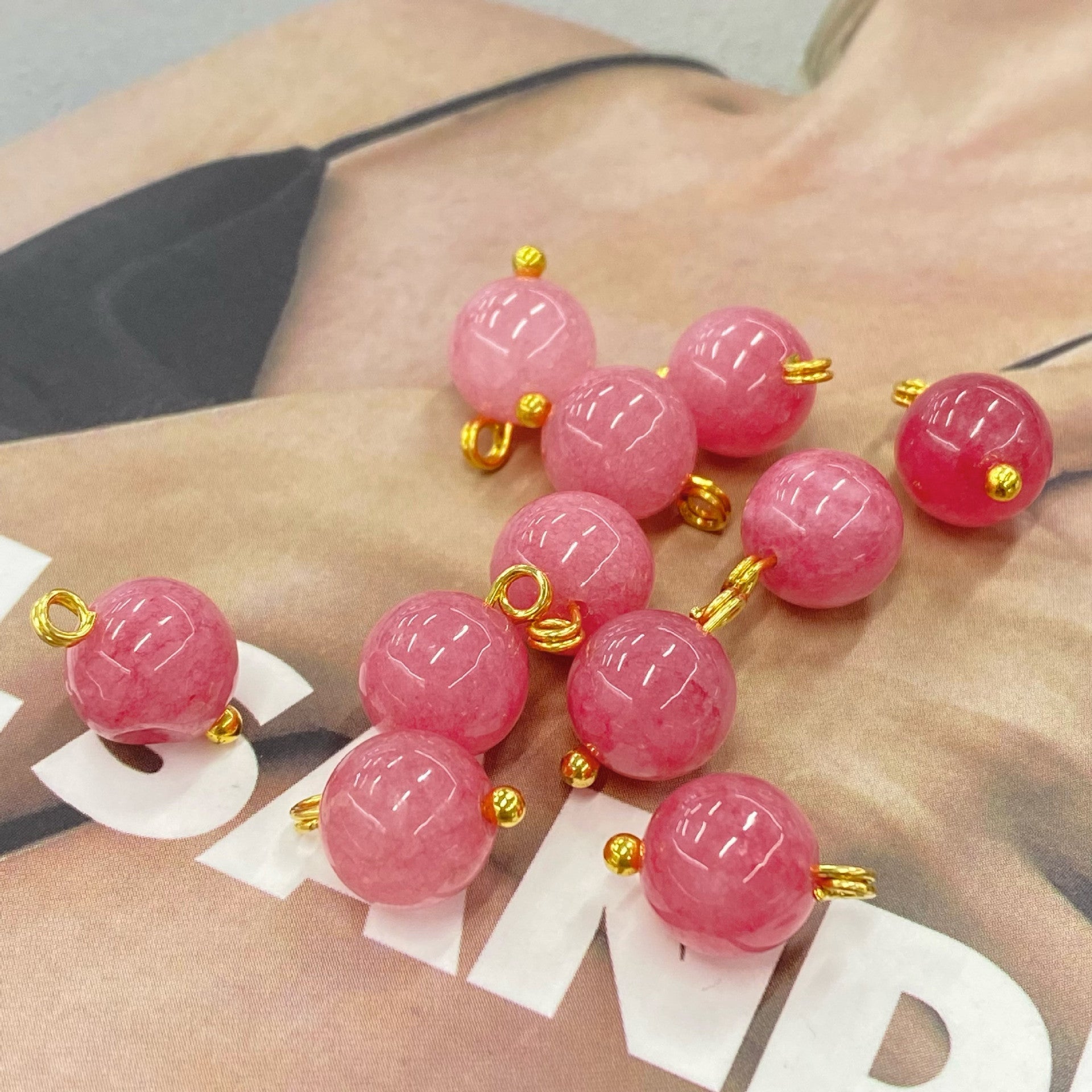 10mm Jade-Knöpfe, pink, goldene Öse, 20 Stück