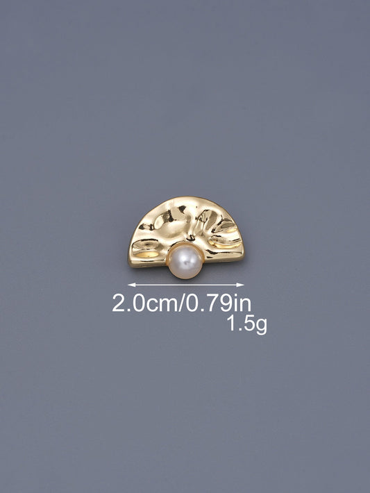 Goldener Halbkreis-Knopf mit gehämmerter Metalloberfläche und Perle, ca. 2 cm
