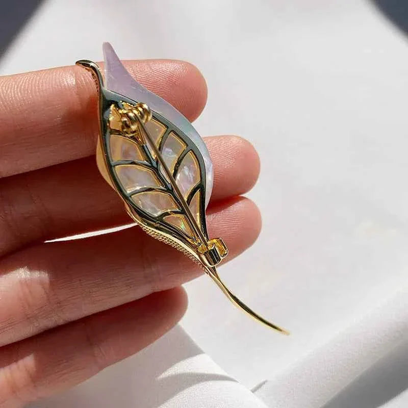 Sea shell tulip brooch clasp view: mother-of-pearl petal and gold filigree outlines
