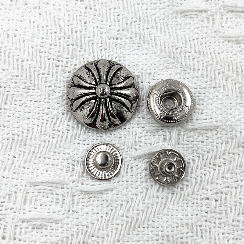 Metall-Druckknopf 18/22 mm: silberfarbene Front mit Zierblüten, passende Rückseite