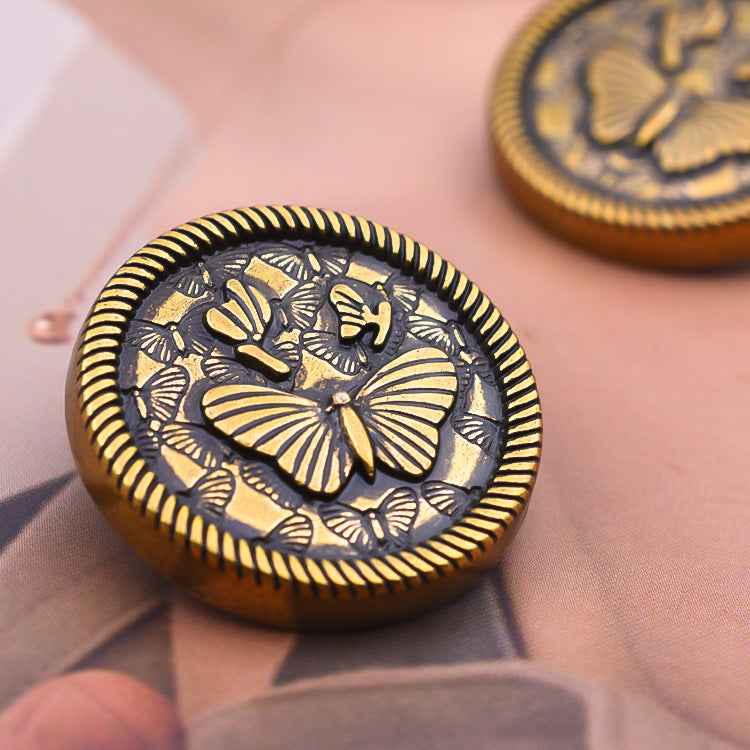 Runder Metallknopf in dunkler Bronzeoptik mit 3D-Schmetterling-Relief