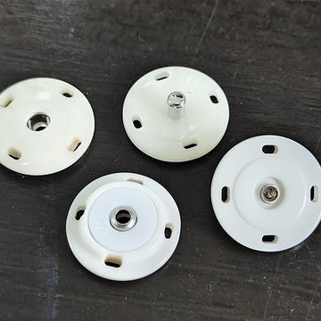Pearl white resin snap buttons, 15–25mm, metal studs on round faces (3 shown).