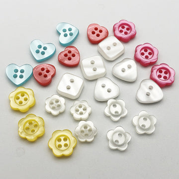 Bunte Harzknöpfe: Herz- und Blumenform, 4-Loch-Design, Set verschiedener Farben