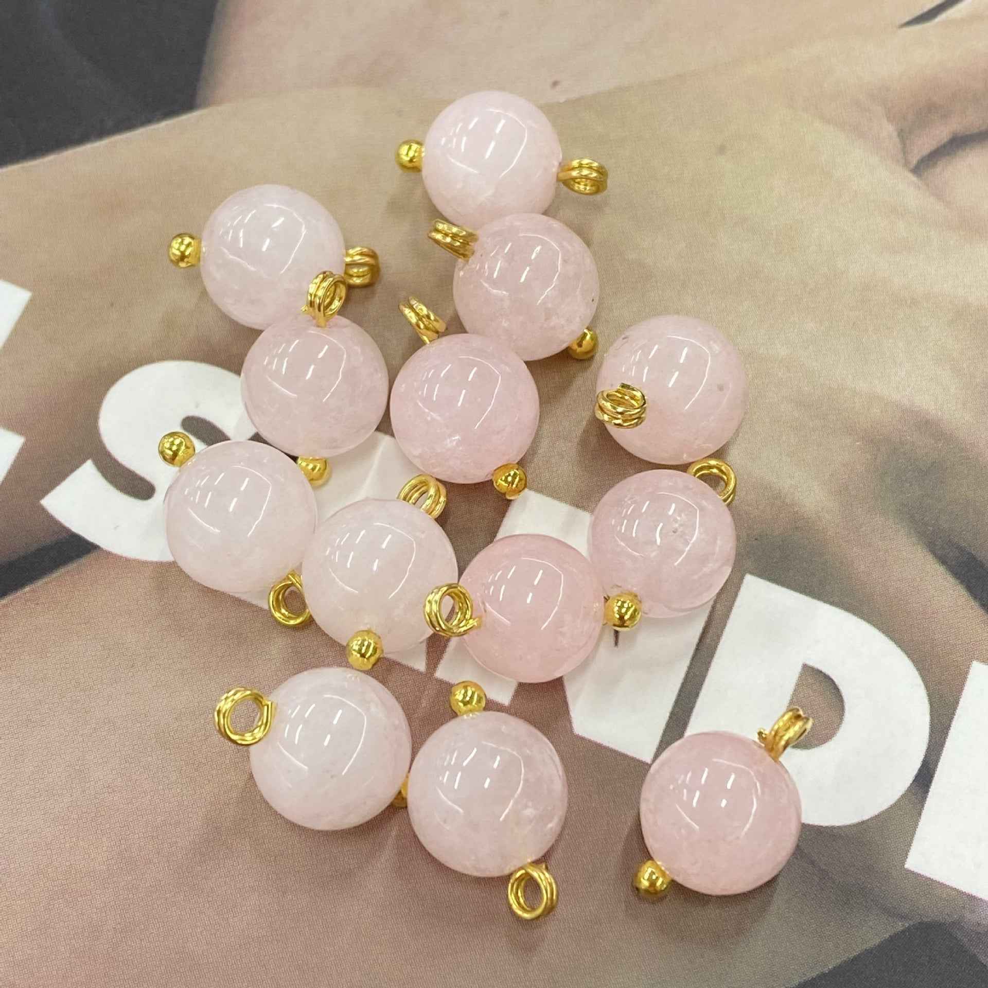 10mm Jade-Knöpfe (natürlich), rosé, goldene Ösen, 20er Set