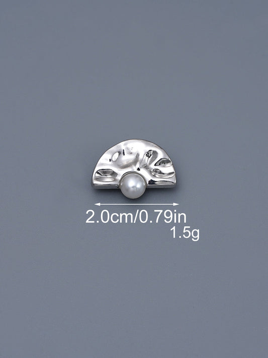 Silberner Halbkreis-Knopf mit gehämmerter Metalloberfläche und Perle, ca. 2 cm