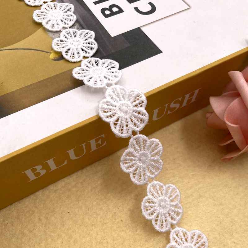 White floral lace trim with round flower appliqués along the lace edge, 2.5–3.7cm