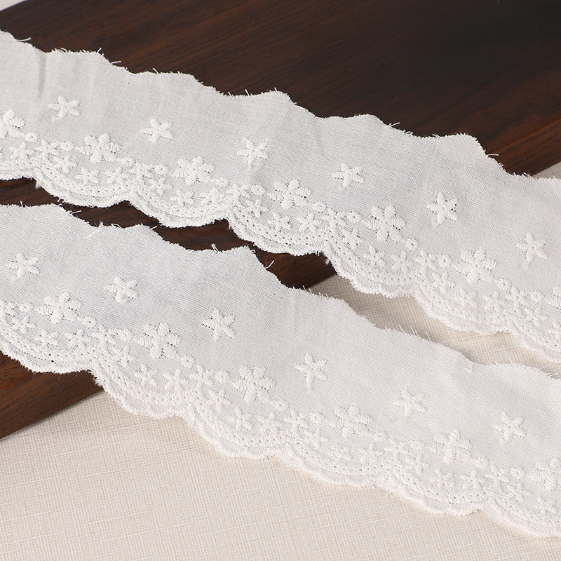 Star-embroidered cotton lace trim with scalloped edge, 45mm