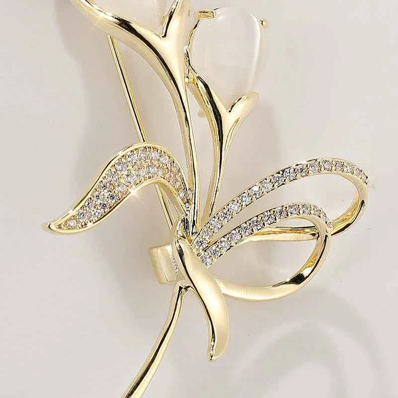 Floral brooch with sparkling zircon trim and beige cat’s-eye stones
