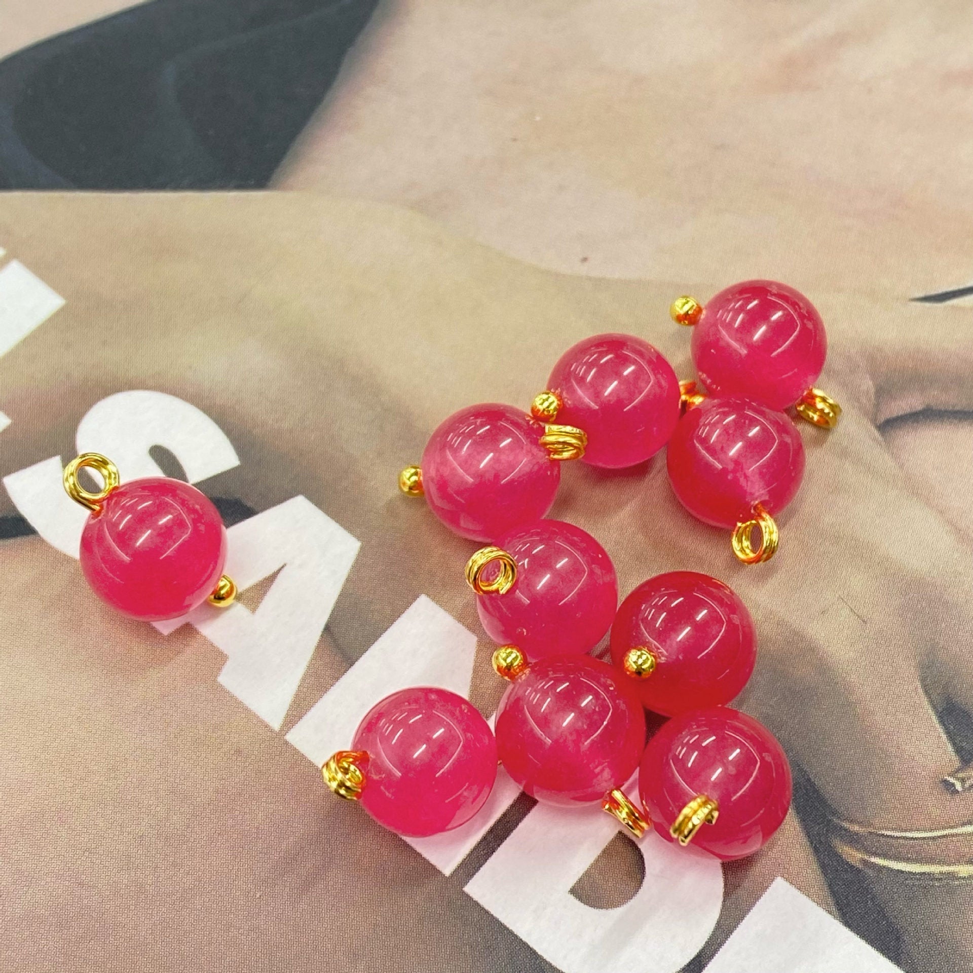 10mm Jade-Knöpfe, kräftig pink, goldene Öse, 20 Stück