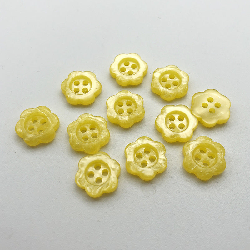 Gelbe Harzknöpfe in Blumenform, Blütenmittel mit 4 Löchern