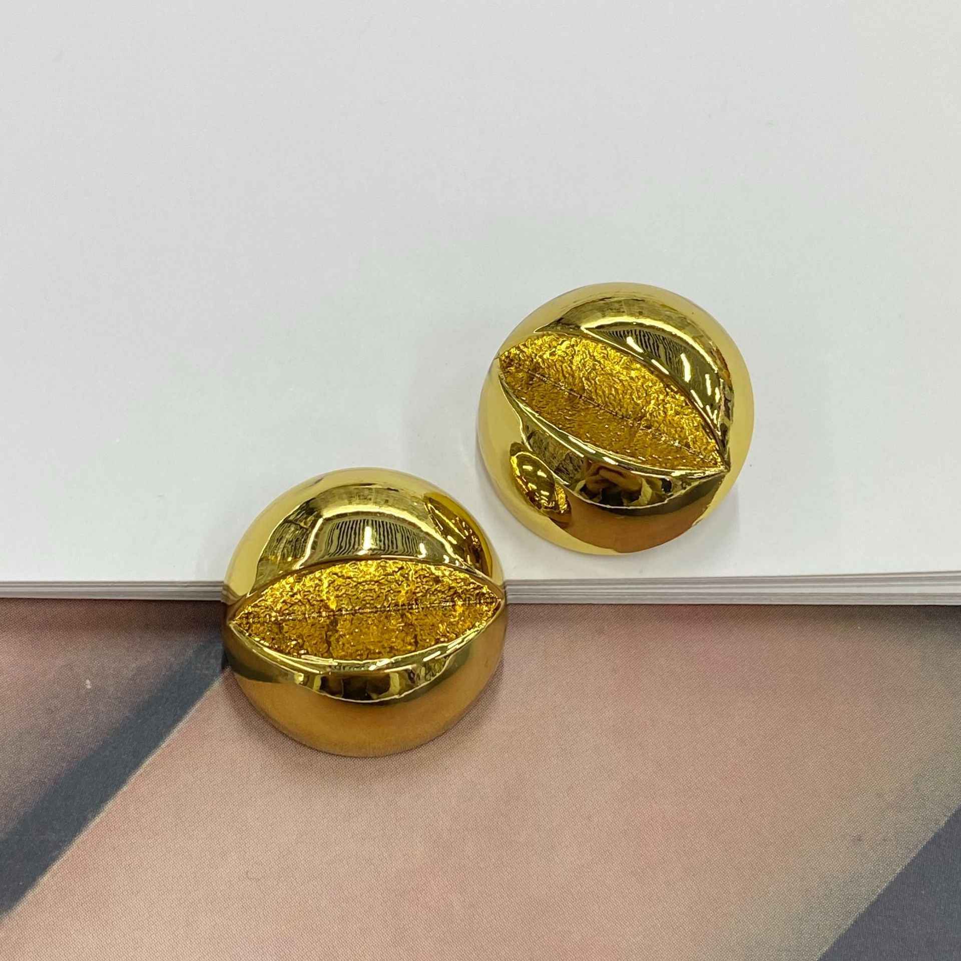 23-mm Metallknöpfe, goldfarben, rund, glänzend; 2 Stück, dekorative Vorderseite
