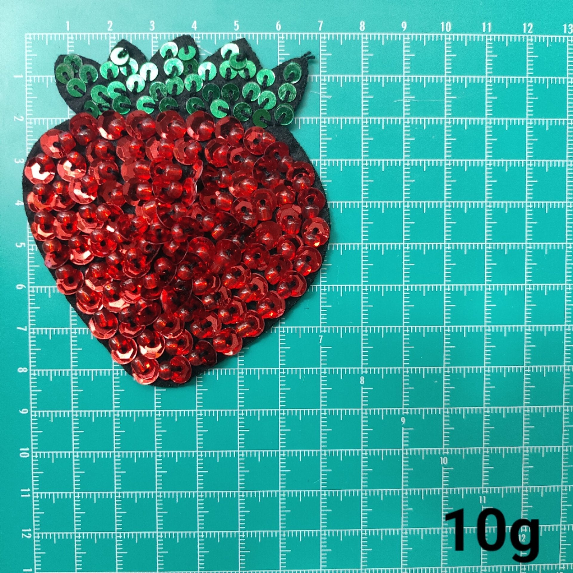 Parche fresa roja brillante con hojas verdes, forma de corazón
