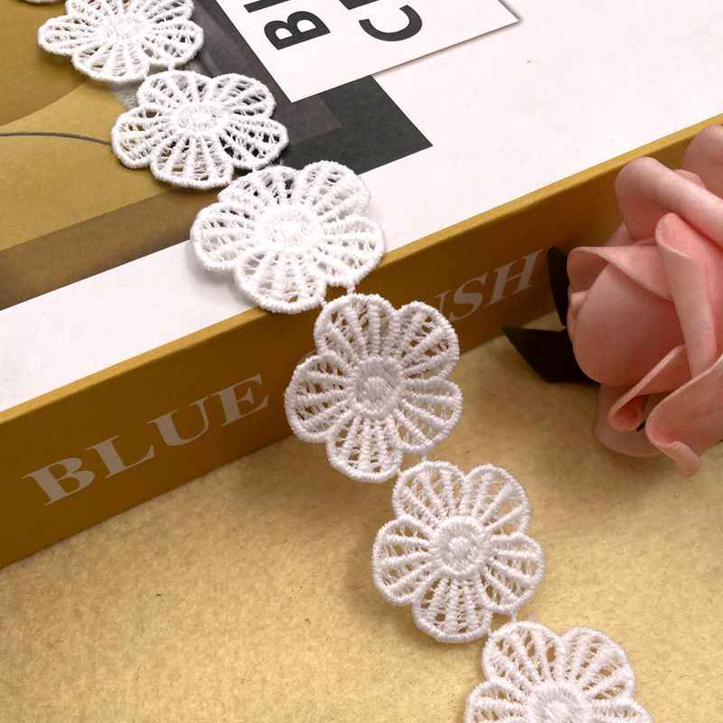 White floral lace trim with round flower appliqués, 15-yard length, 2.5–3.7cm