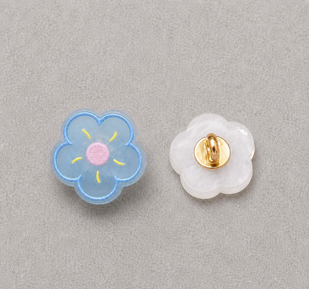 Floral resin shank button set: blue flower front, translucent back