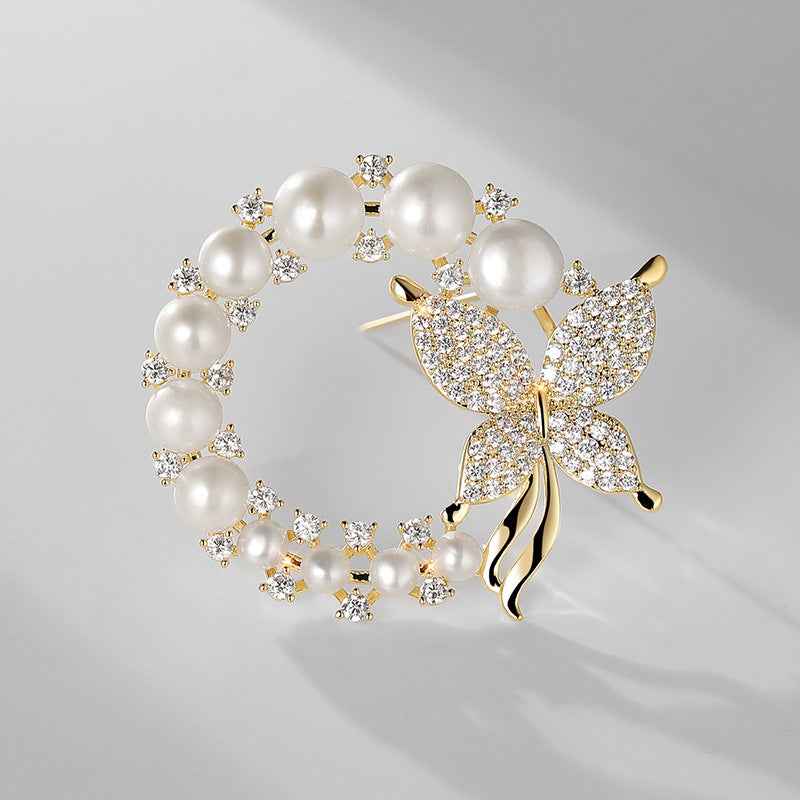 Goldfarbene Brosche mit weißen Perlen, Strass-Schmetterling im Kreisrahmen