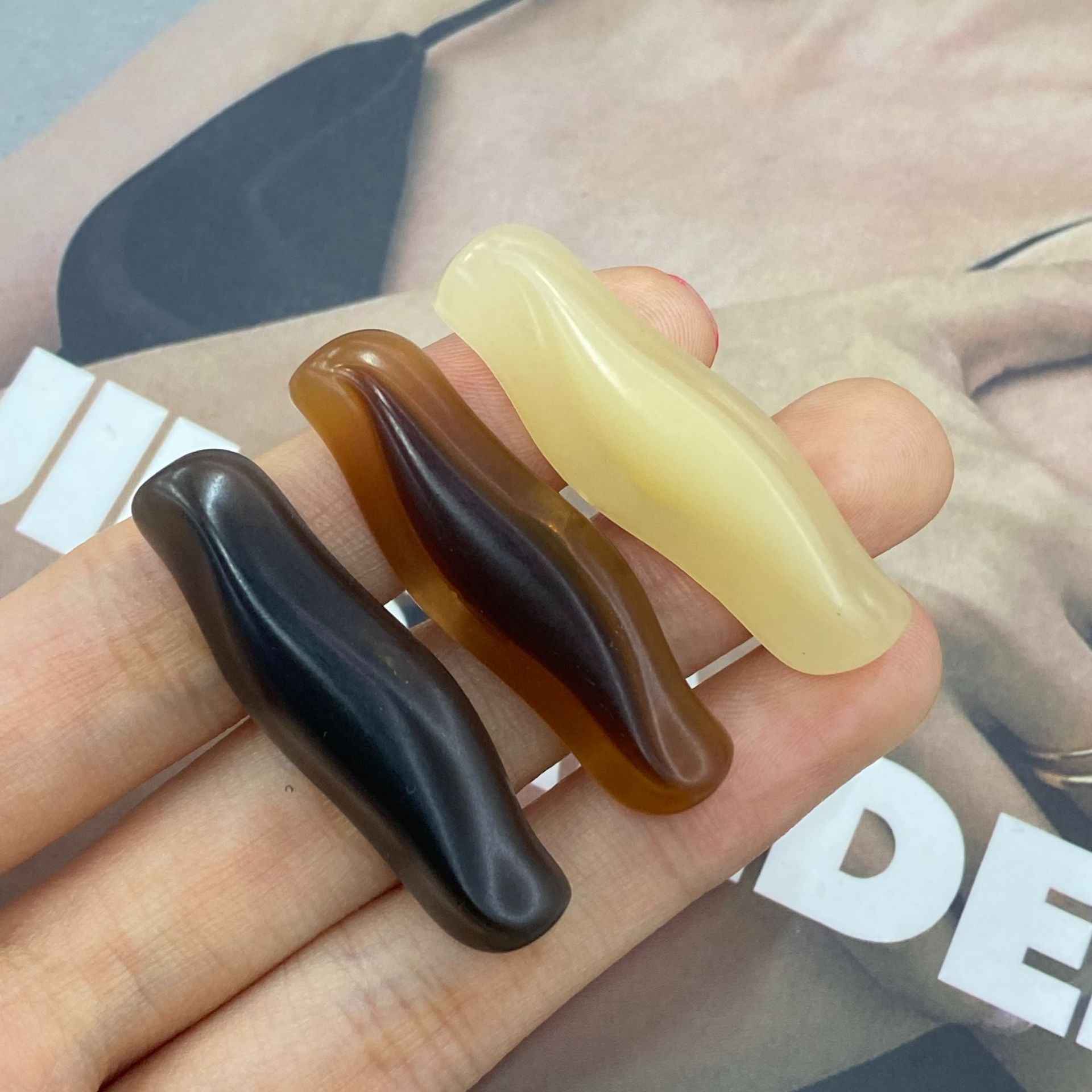 Resin Shank Buttons, 4 cm, beige und schwarz, längliche Tropfenform, glänzend