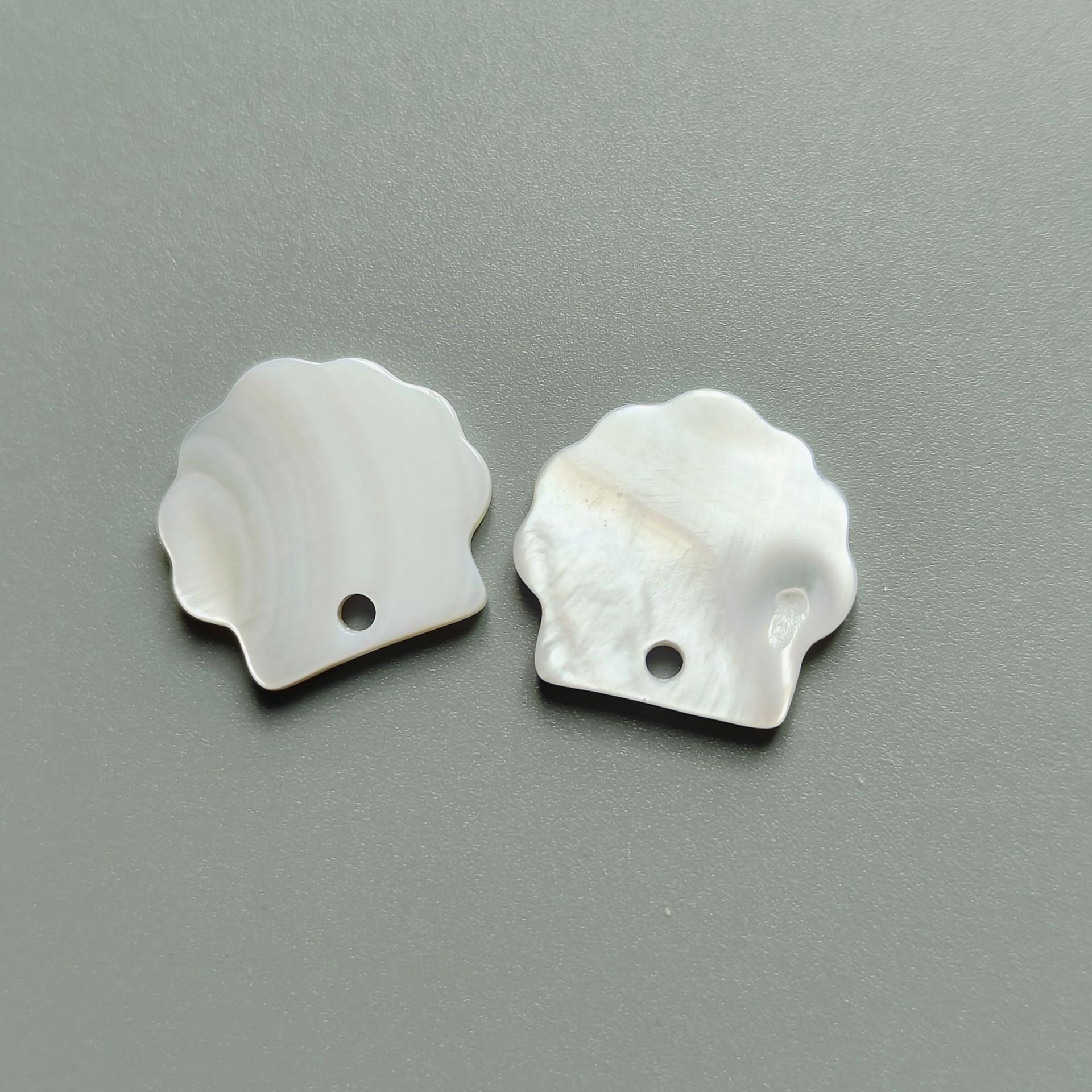 Natural shell shirt buttons, tree-shaped single-hole (white), 2 shown