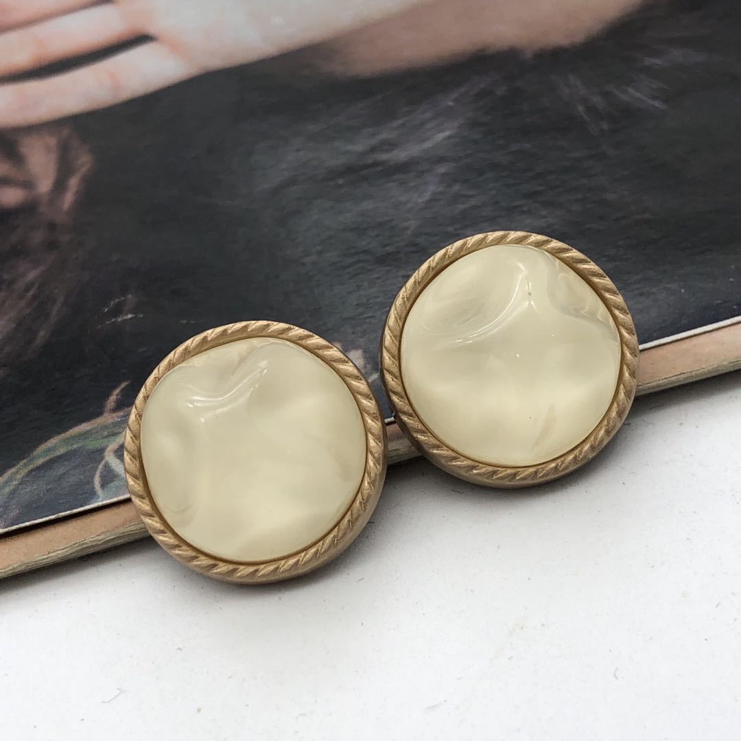 Round coat buttons, white stone-style center with gold-tone metal rim, 21mm (2 shown)