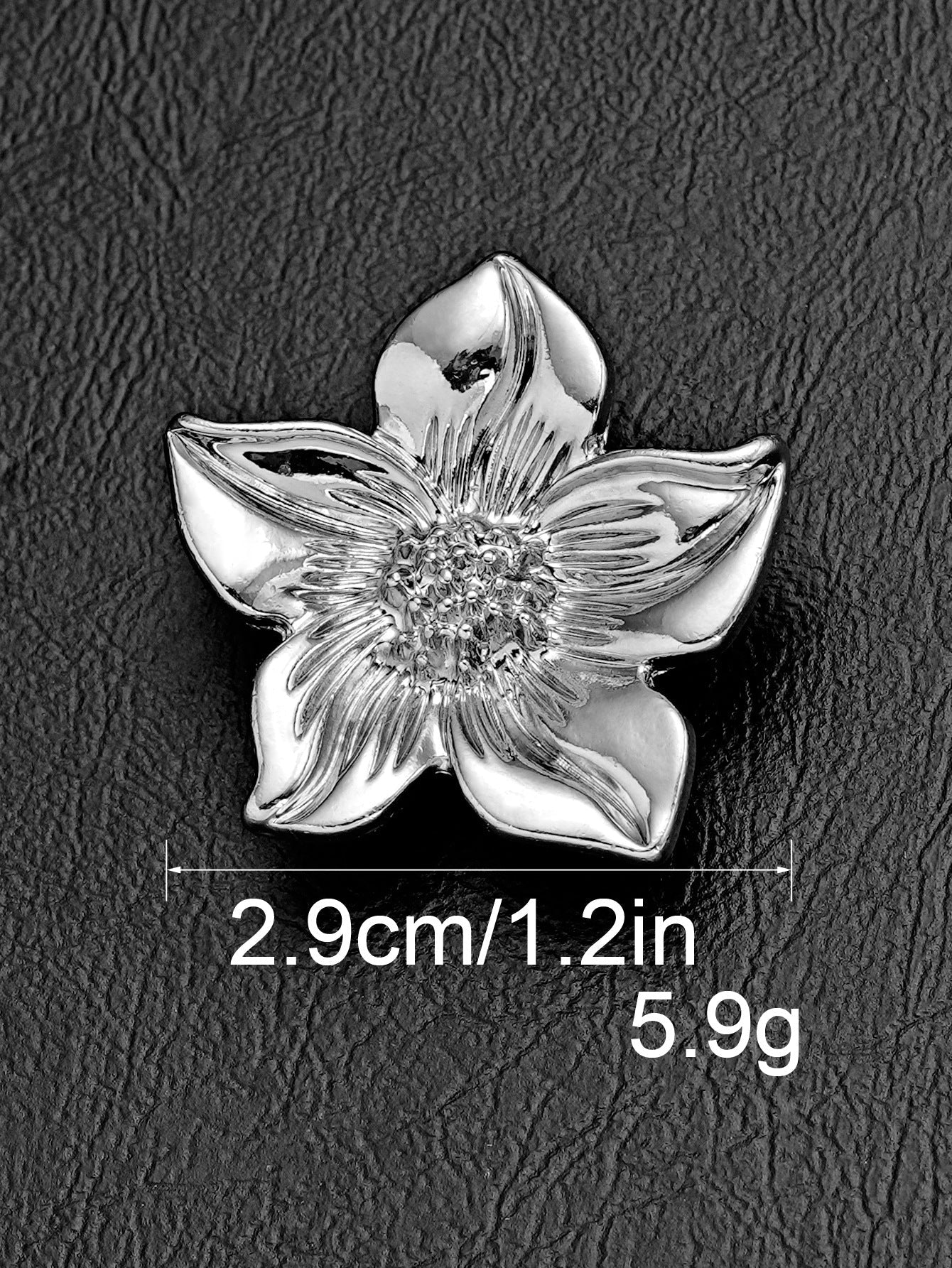 Silberfarbener floraler Schaftknopf, ca. 2,9 cm, Vorderansicht