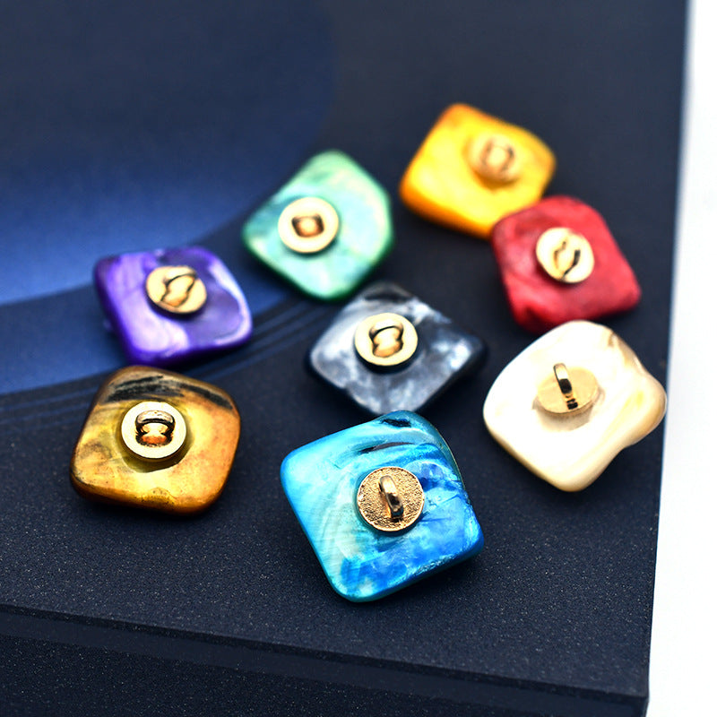 20mm irreguläre Muschelknöpfe mit Metallzapfen; blaue, grüne, gelbe, rote Fronten