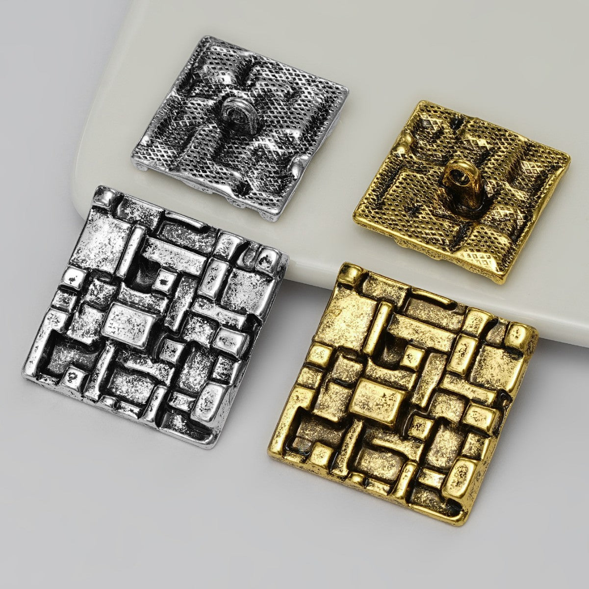 Metallknöpfe mit Vintage-QR-Code Muster, silber/gold, mit Öse, quadratisch