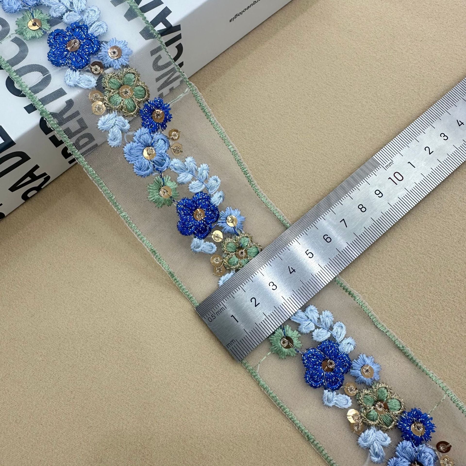 Blaues Organza-Spitzenband, florale Blütenapplikationen mit goldenen Details, türkis eingefasst