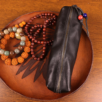 Handgjord dragkedjepåse i vegetabiliskt garvat läder med vintage sliten yta