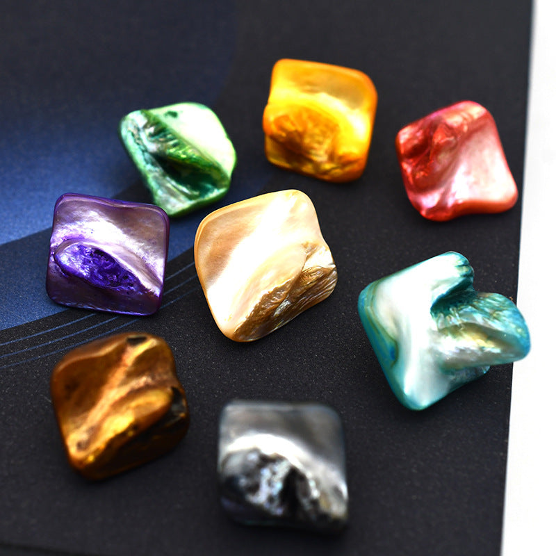 20mm irreguläre Muschelknöpfe mit Metallzapfen; violett, grün, gold, blau, rot sichtbar