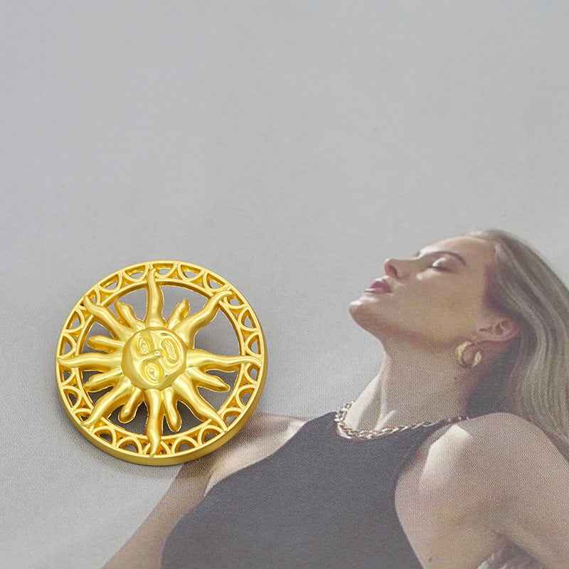Goldfarbener runder Sonnenburst-Hohlknopf zum Annähen mit Sonne im Relief