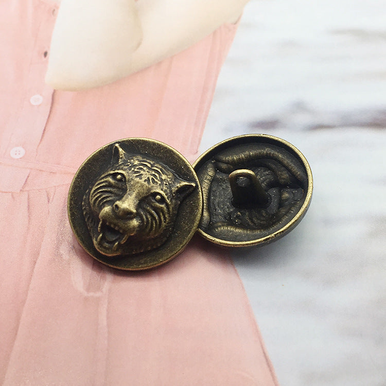 Bronze runder Metallknopf mit Tigerkopf, Vorderseite und Rückseite mit Stiel, 25mm
