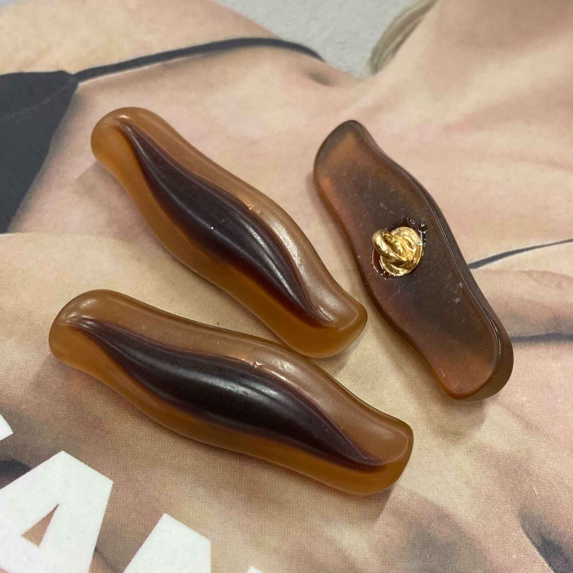 Resin Shank Buttons, 4 cm, braun und dunkel, längliche Tropfenform, goldfarbene Öse