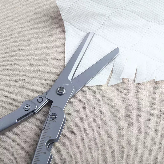 Kompakt, összecsukható, kétfunkciós olló mérővonalzóval