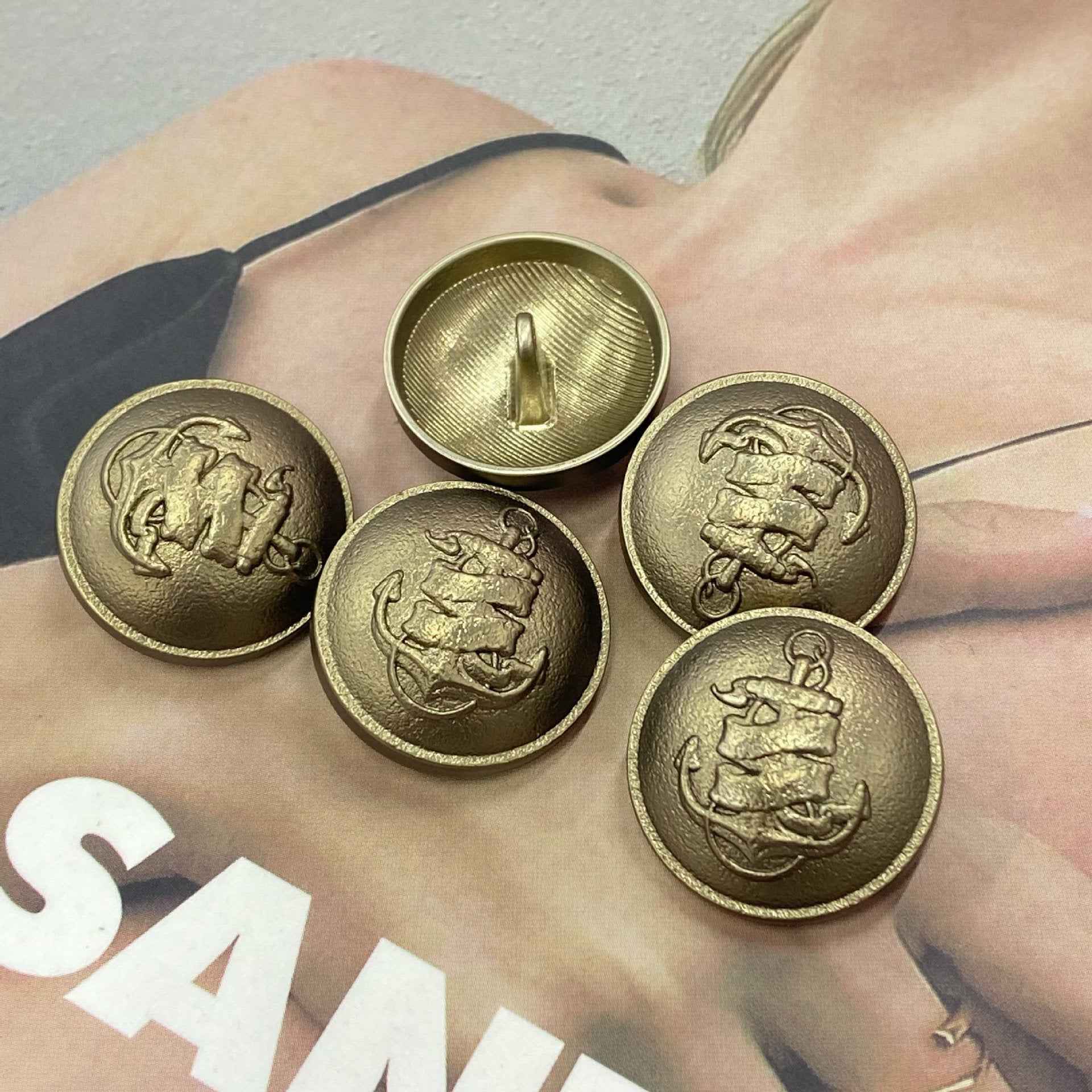 Bronzefarbene Metallknöpfe mit Anker-Relief, mehrere Stück im Set