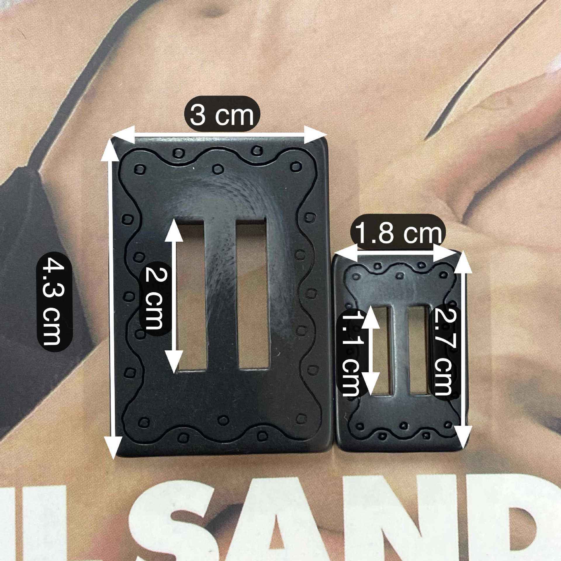 4.3cm rectangular resin buckle buttons, 2-hole, black; size markings visible