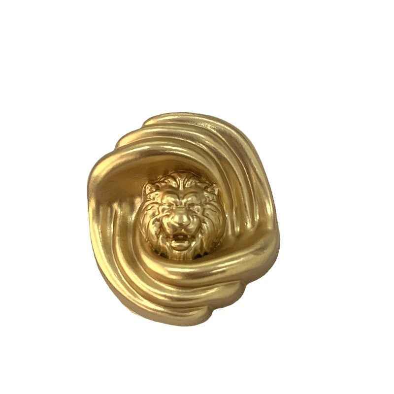 Goldener Knopf aus Metall mit Löwenkopf-Relief, gedrehter, unregelmäßiger Oberfläche