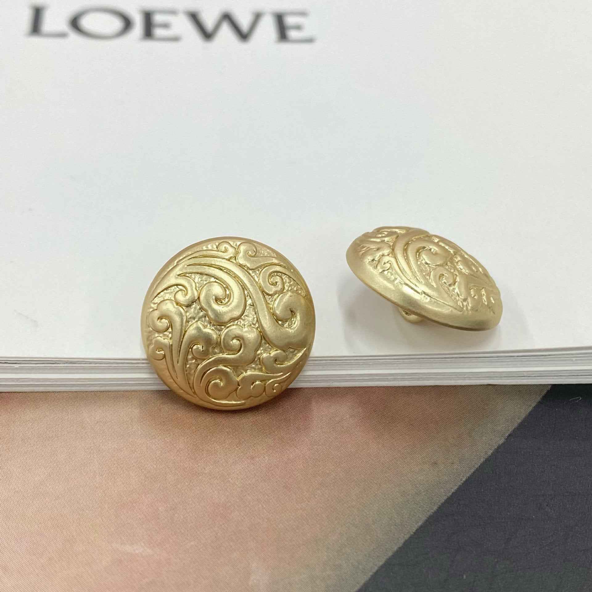 Gold-tone cloud swirl metal buttons, round raised relief, 12–23mm