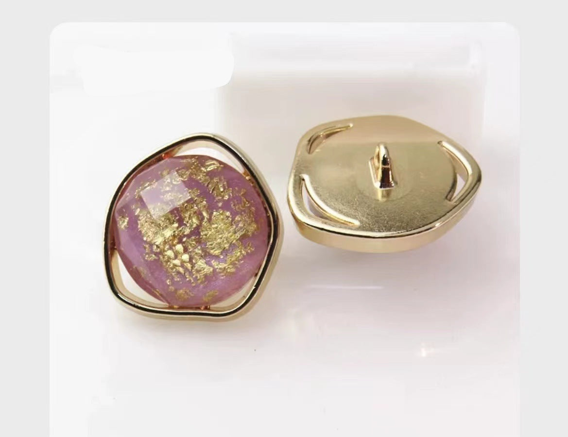 Hellviolette Naturmuschel-Knöpfe mit goldfarbenem Metallrand und Schaft, unregelmäßig