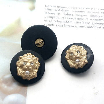 25mm schwarze Löwenkopf-Perlmuttknöpfe mit Strass, goldfarbenem Motiv, 3er Ansicht