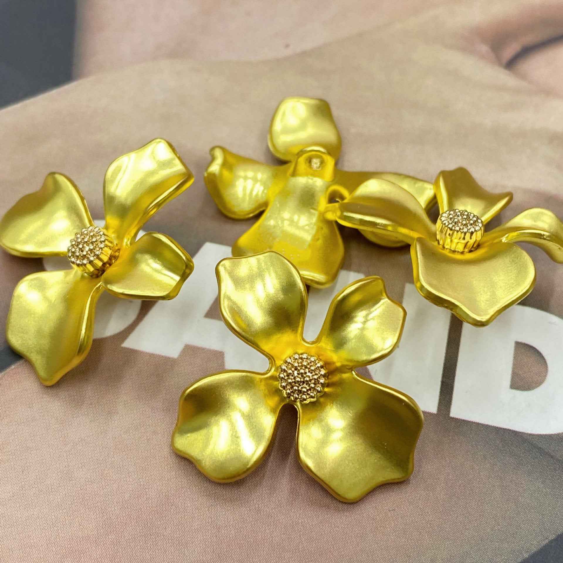 Gold vierblättrige Blumen-Knöpfe, Metall-Schäfte, Zierkranz, 28 mm