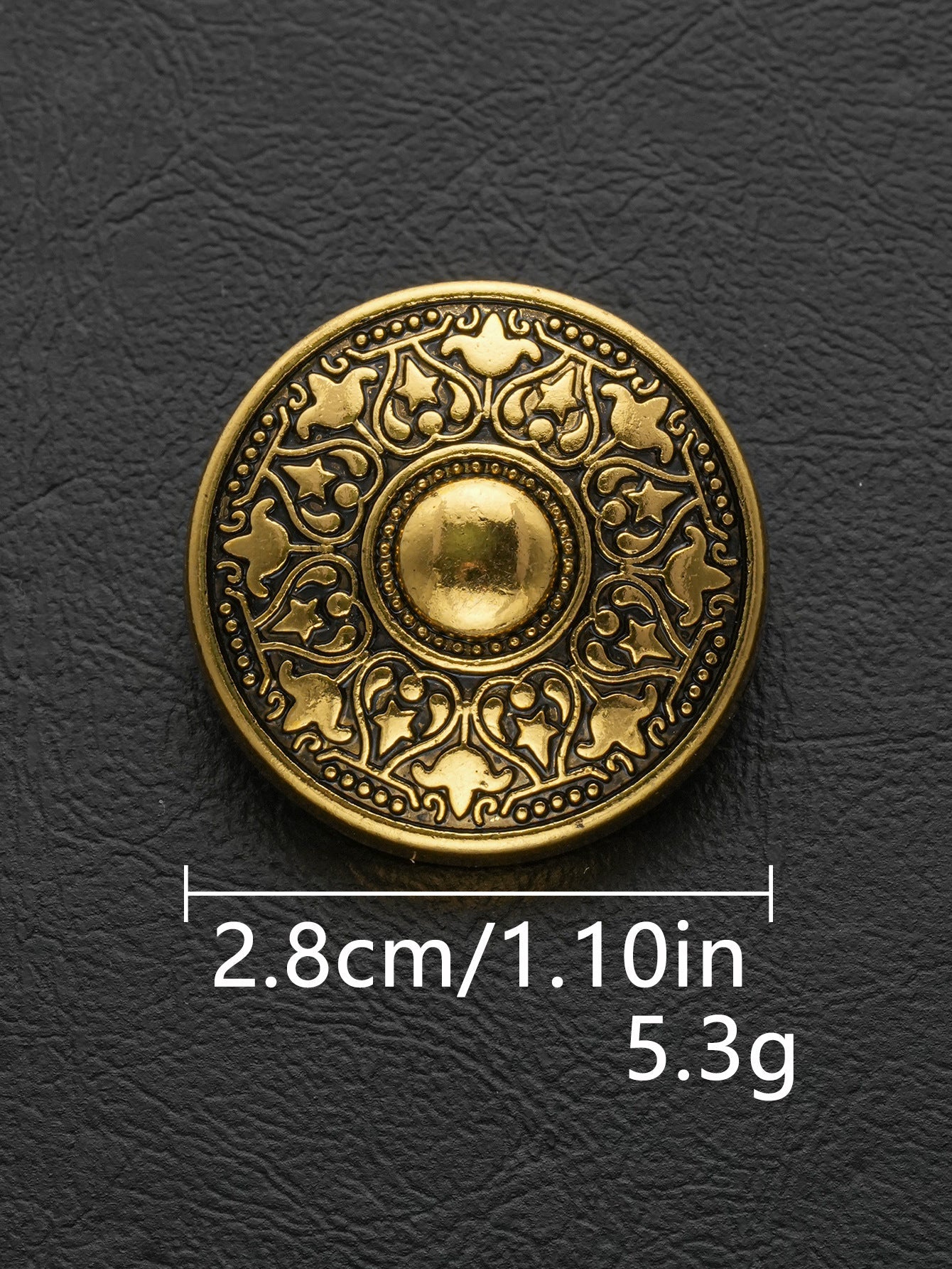 Antik-goldener runder Metallknopf mit filigranem Ziermuster und rundem Glanzkern