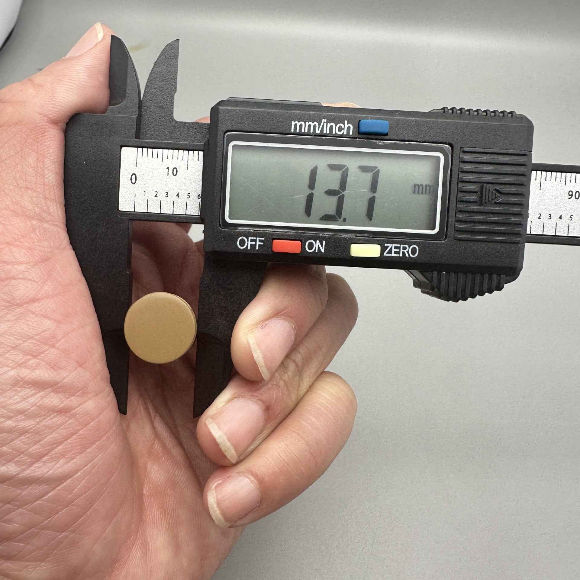 Runder Metall-Kordelstopper mit 2 Löchern, Federgehäuse, digitale Messung zeigt 17,1mm